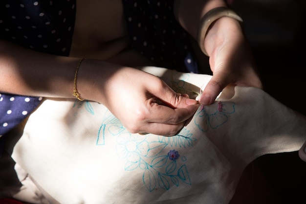 Mâini care brodează